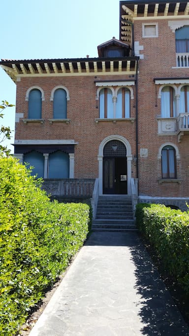 View of the villa from the gate. The apartment is the one on the left of the entrance