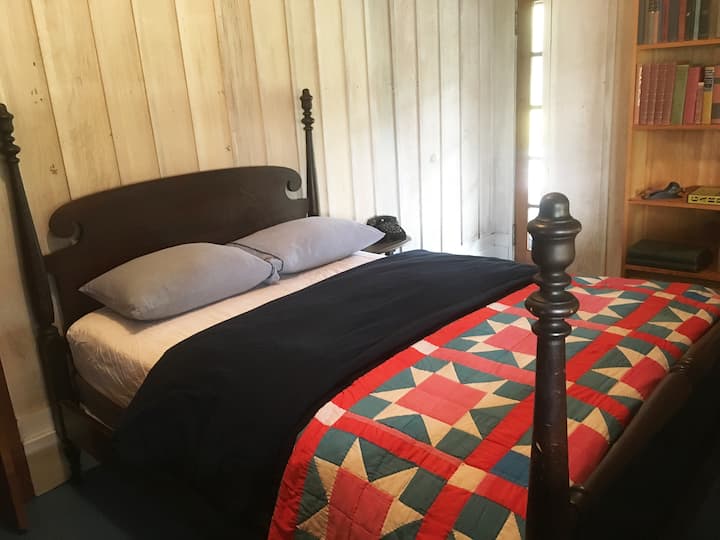 安全卧室，配有双人床