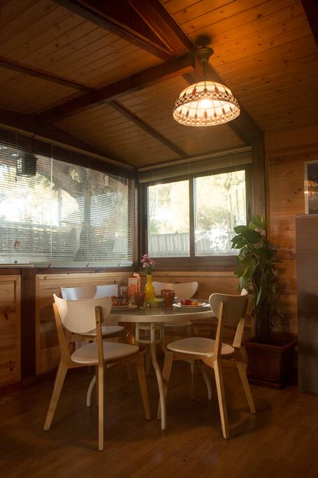Comedor muy luminoso cerca de la cocina.
