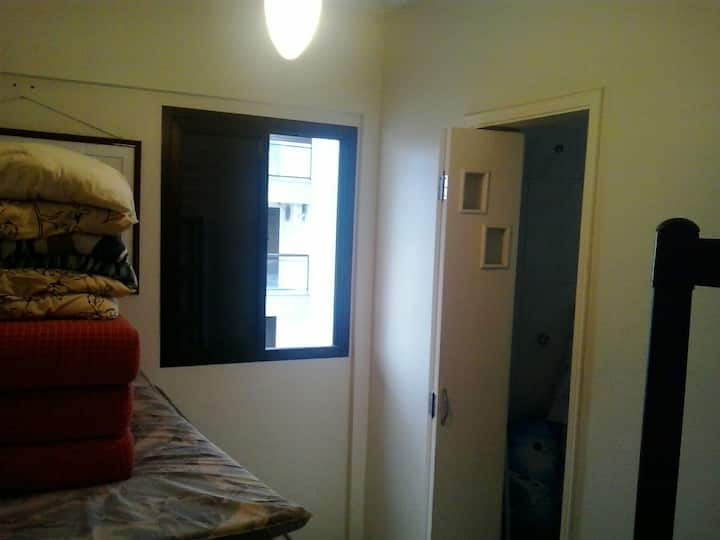 Chumba kilicho na kitanda cha sofa, feni ya dari, kabati na magodoro ya ziada kwa ajili ya majengo mengine ya fleti.