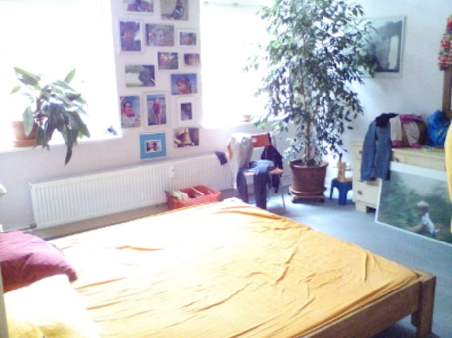 Ein Schlafzimmer mit 2 ' 2 m Bett
