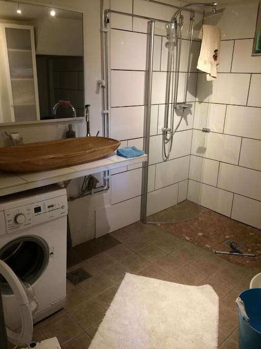 Dusche im Keller im Hauptgebäude