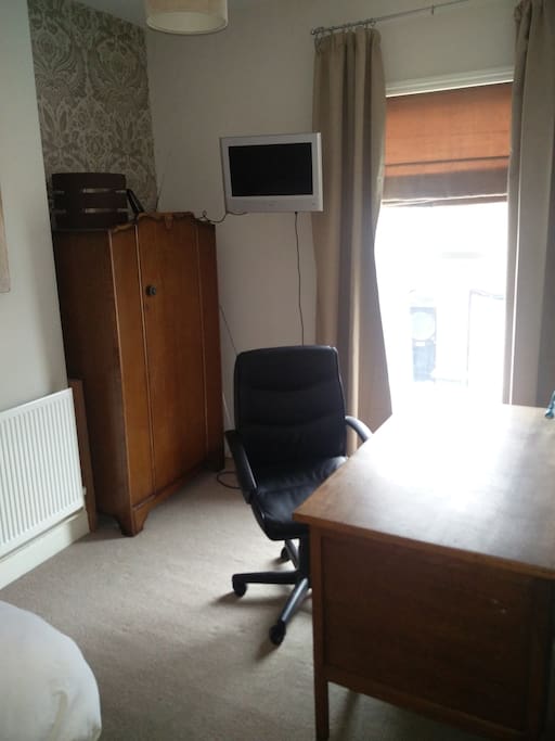 Proper office chair and workspace