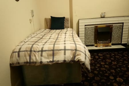 Cosy room by city center, private bathroom.