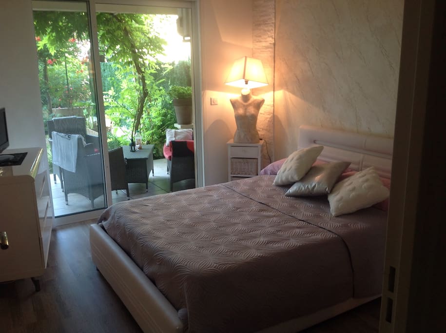 Nice room with garden, in small residence