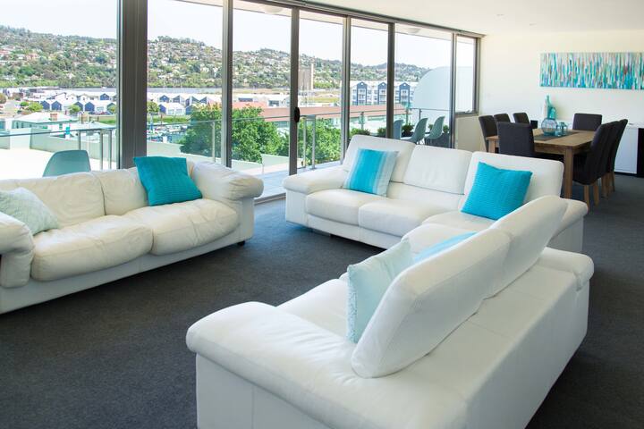 Luxurious, central 4 bedroom penthouse apartment gallery image 3