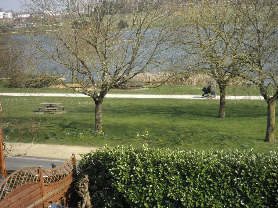 Vue de la chambre sur le lac