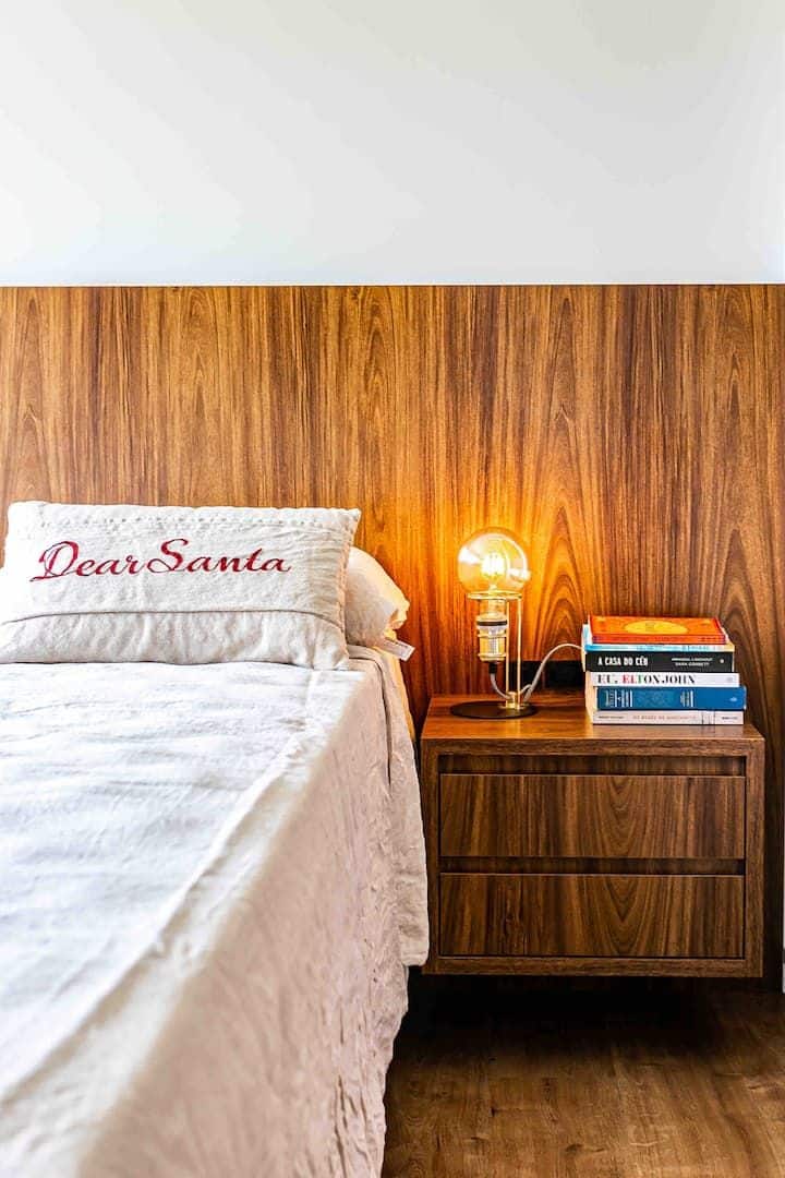 غرفة مجانية بجانب السرير وفراش خشبي غير لامع وفراش خفيف ووسادة "عزيزي سانتا". تكمل الإنارة مع مصباح الفتيلة والكتب على الطاولة الجانبية الجو بسحر وشخصية.