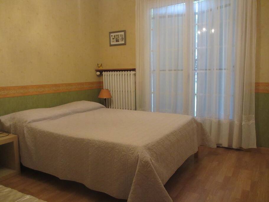 Chambre lit double avec placard et coin lavabo!