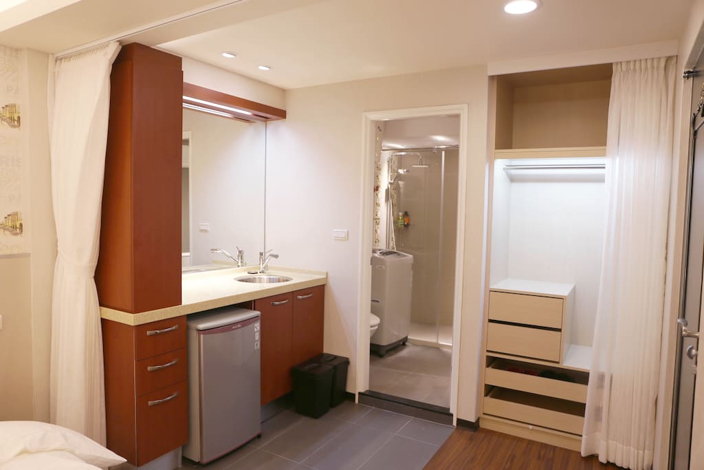 浴室廁所跟洗手台採分離式 Separate Bathing and Grooming Facility