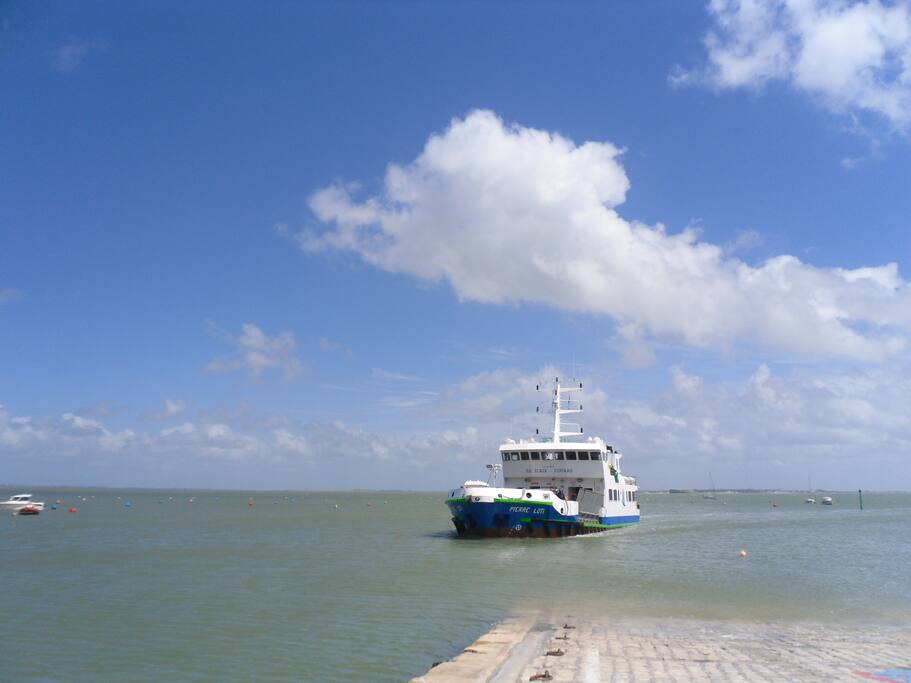Le bac qui relie le continent à l'île