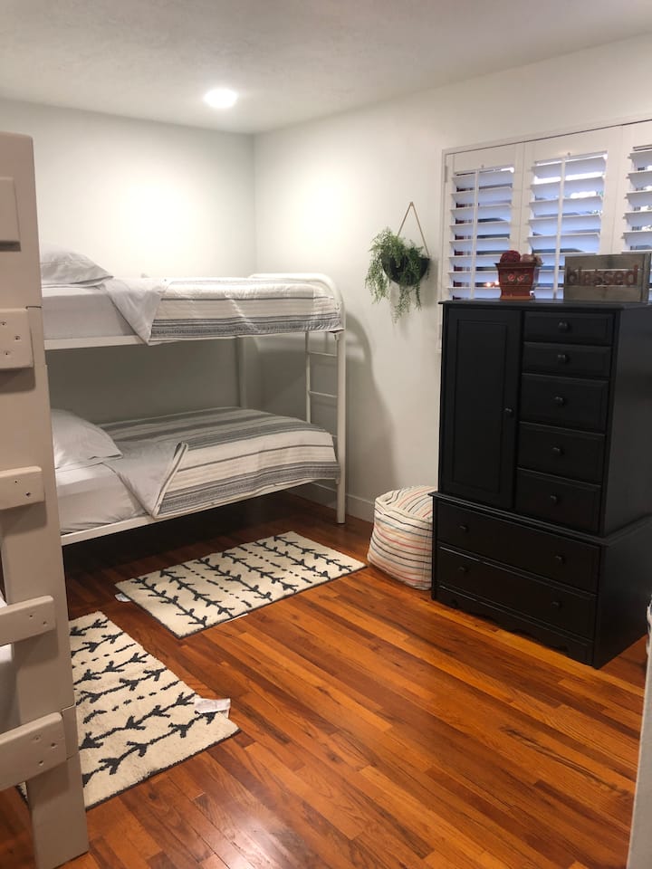 ห้องสองชั้น - ชั้นหลักที่นอนเมมโมรี่โฟมนุ่มๆ