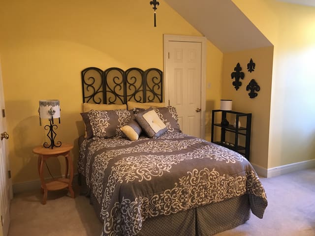 Private room 9 minutes away from causeway.