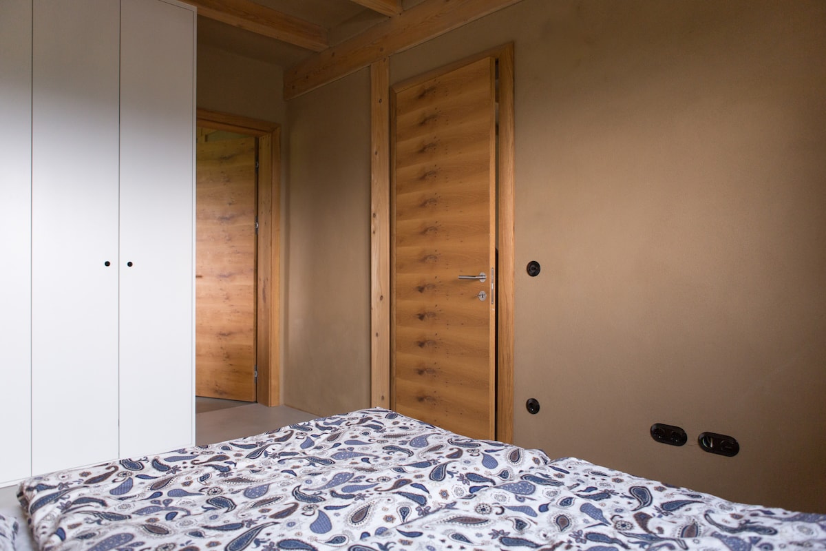 غرفة نوم في الطابق الأرضي