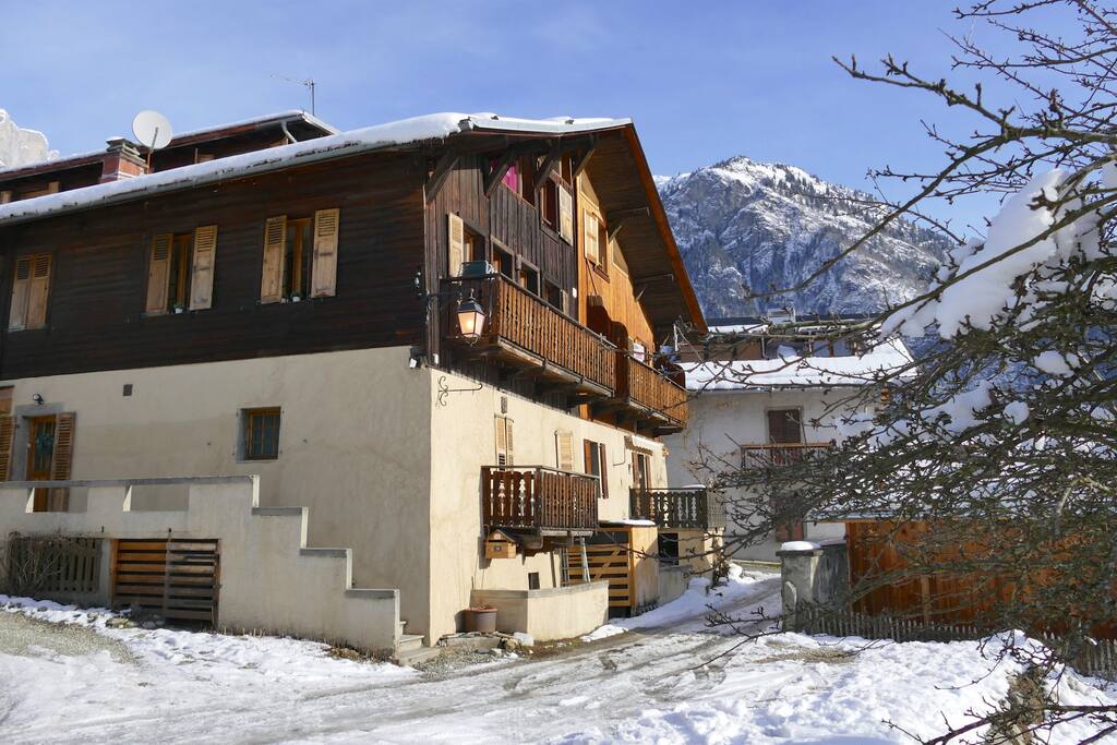 Le chalet se trouve au beau milieu des montagnes, en face du Mont Blanc !