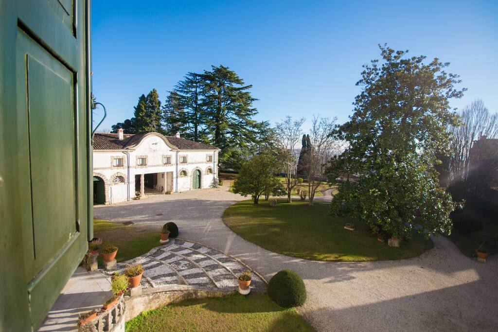 la vista sul giardino con belvedere (non accessibile, proprietà di terzi)