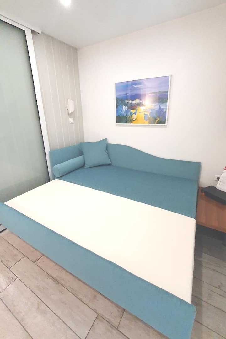 

Trundle bed met 2 nieuwe matrassen.
Ontworpen voor 2 personen die apart slapen.


