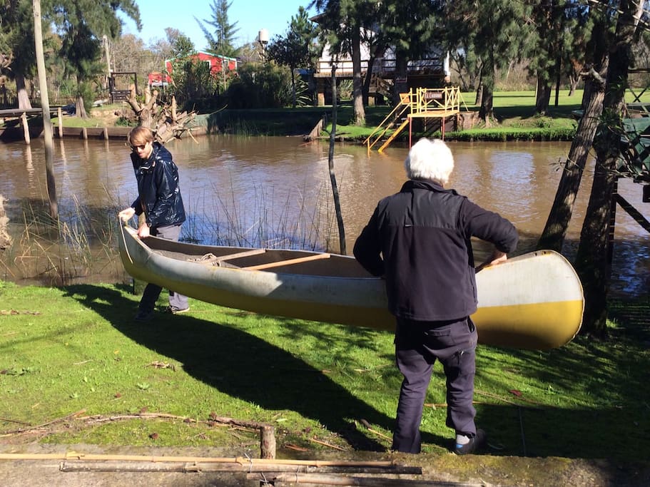 Llevando la piragua al río