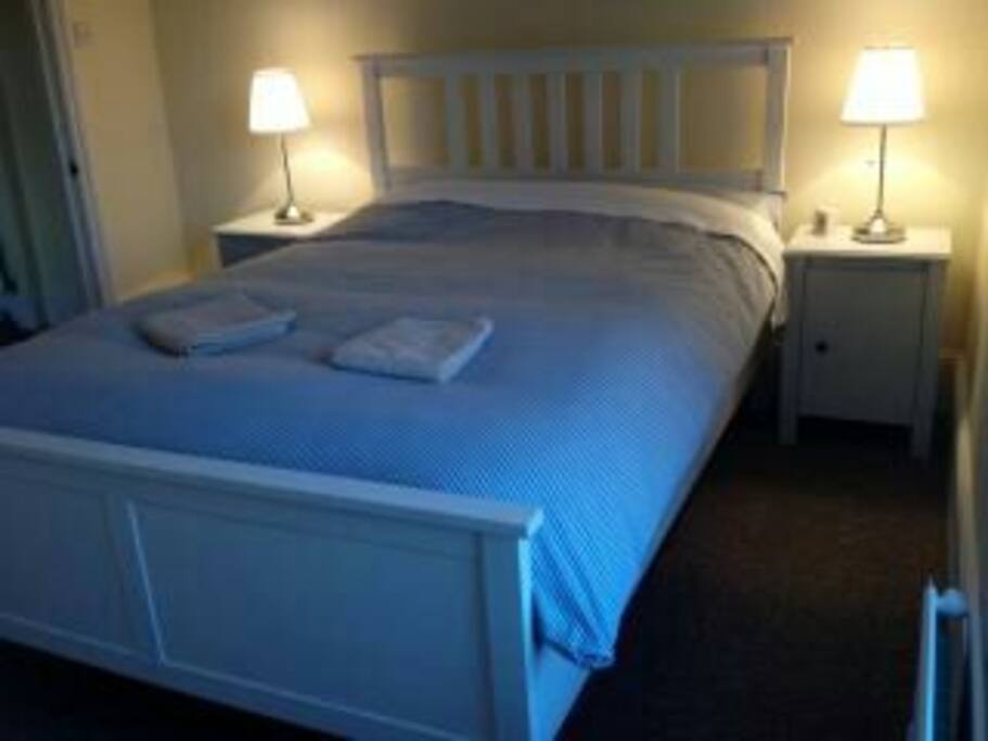 Comfortable modern bed.. Cotton sheets..South facing sunny room.