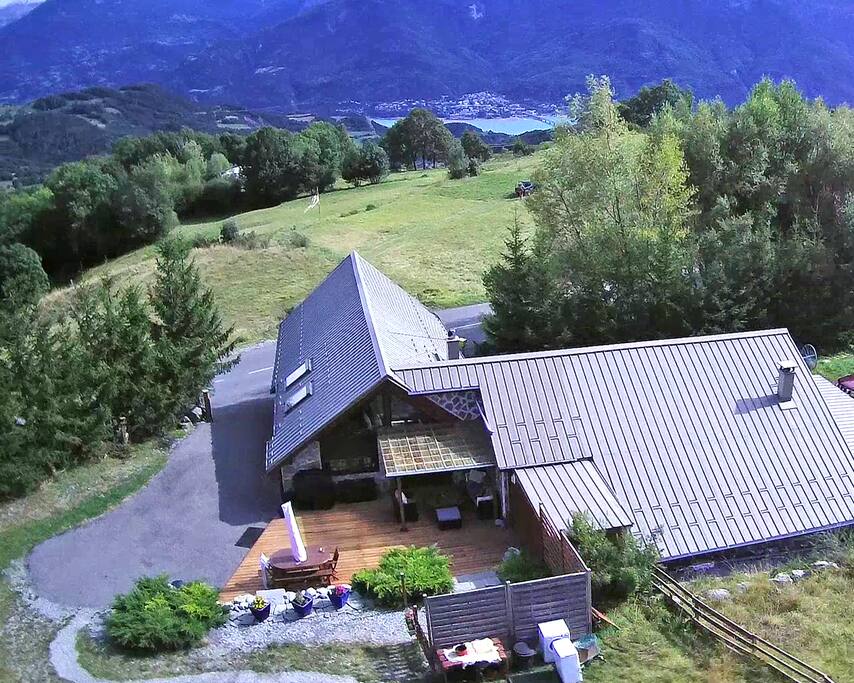 Au fond le village de Savines