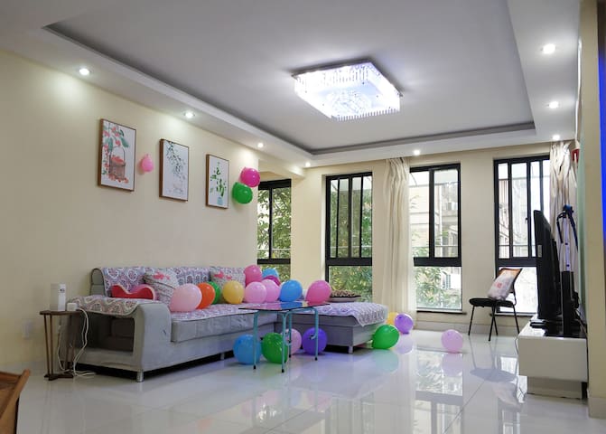 COCO home can see the scenery on the mountain side to hear the frog sound 4 bedroom leisure forest center high quality community room B4 bus station next to the offshore creation park Taobao City