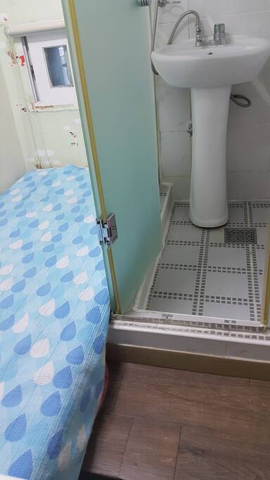 미니원룸 Mini studio
방안에 샤워실,화장실있습니다.
There is a shower room and a toilet in the room.