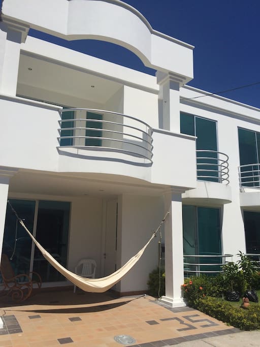 Fachada de hermoso estilo , ventanales que dan frescura