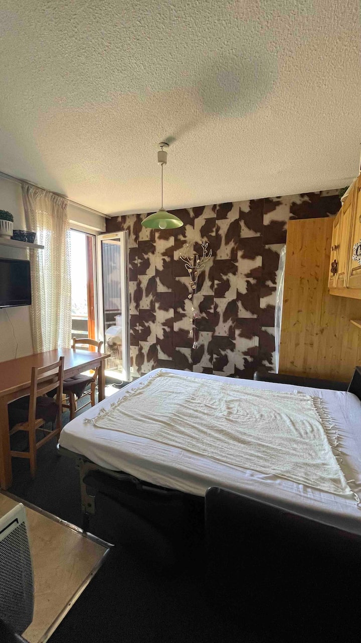 أريكة قابلة للتحويل إلى سرير. 