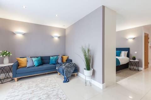 Superbly located Studio - City Centre- The Point