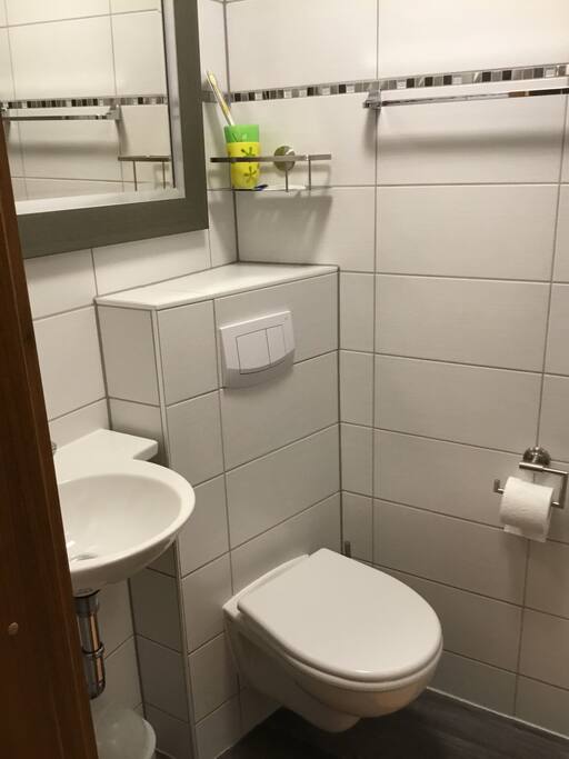 Kleines Bad mit Einbau-Dusche ( rechts nicht im Bild zu sehen )