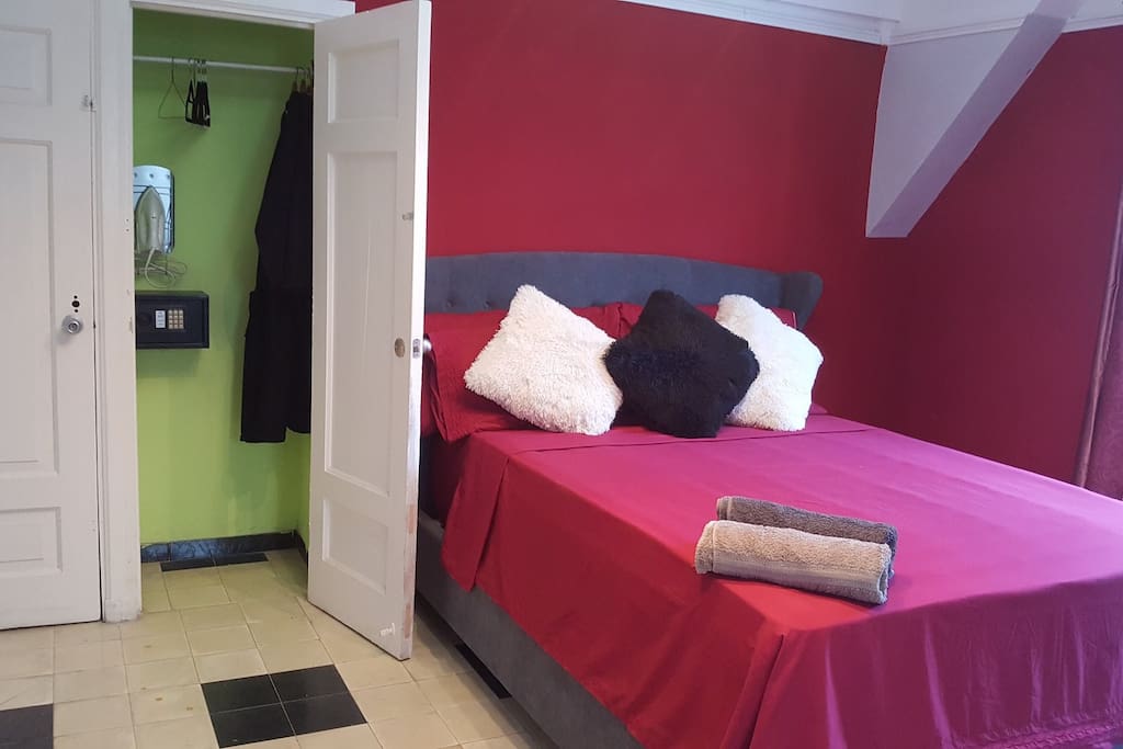 Bedroom with Queen size bed and comfortable mattress.