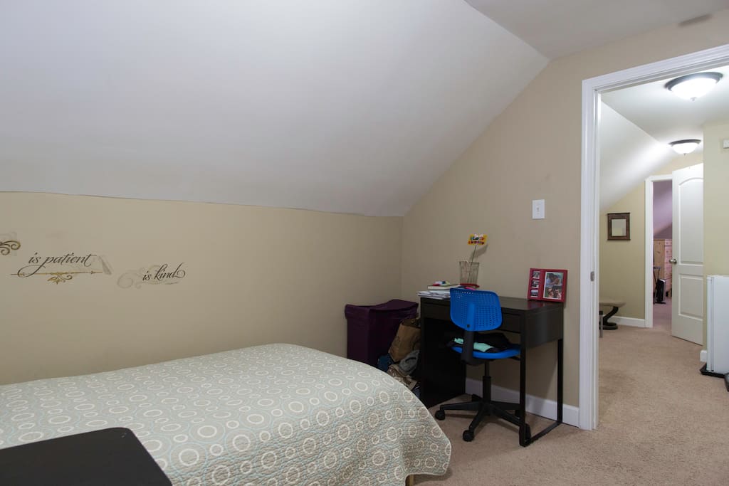 Comfortable room with desk to facilitate work and study.