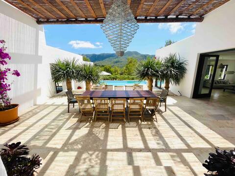 Exquisite secluded Villa Monte with infinity pool