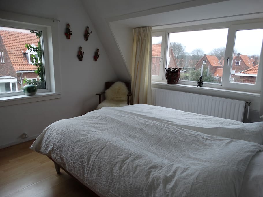 Double bed (160 x 210) with new matresses and bedding.