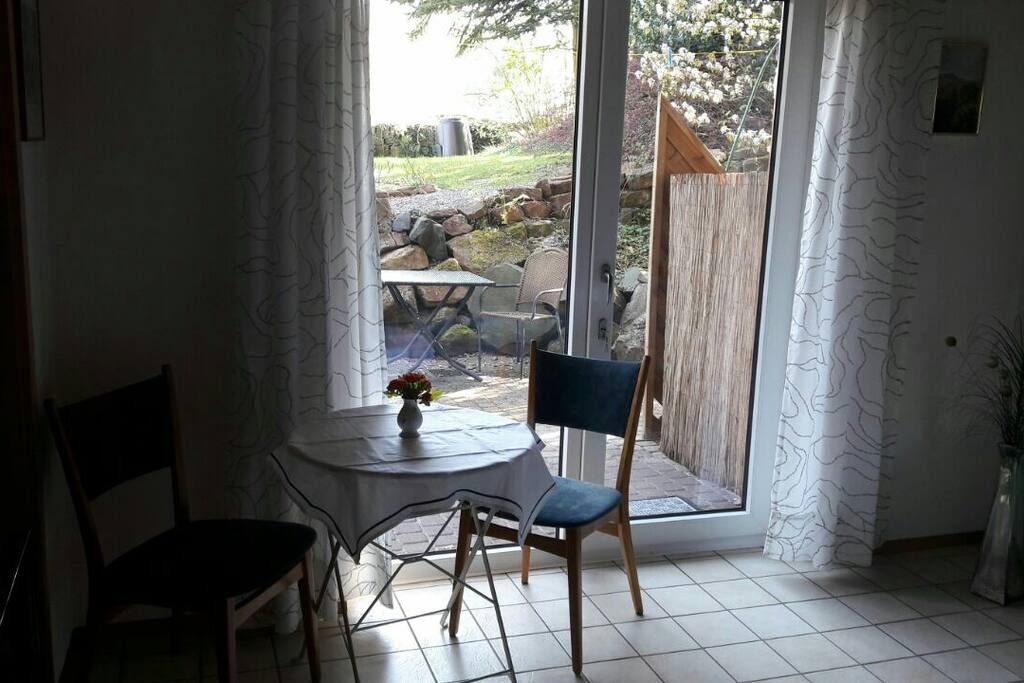 Kleiner Tisch für ein schnelles Frühstück zu Zweit