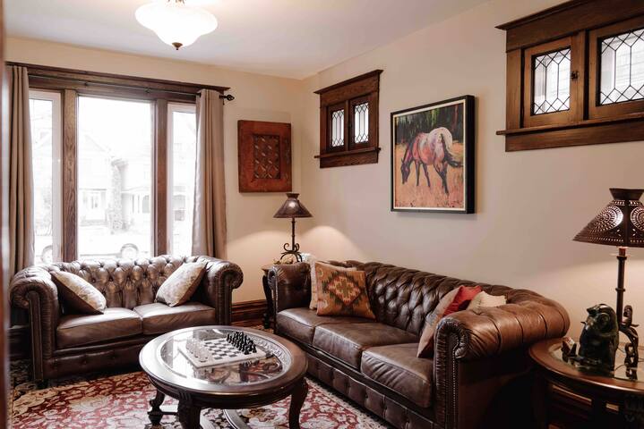 McMillan 5 beds/4 big TV/X-box/tunes/parking gallery image 3