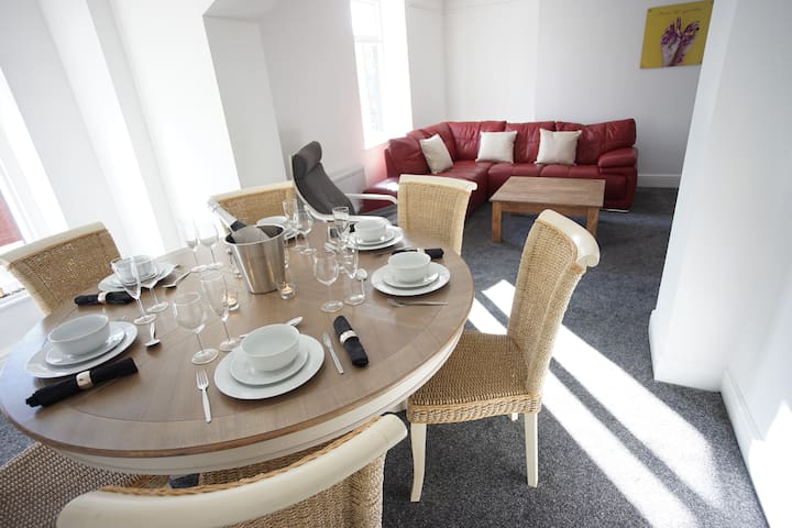 North Wales Gathering - Sleeps 13 - Nr Hospital, Business Park, Explore N Wales & Friends MeetUps