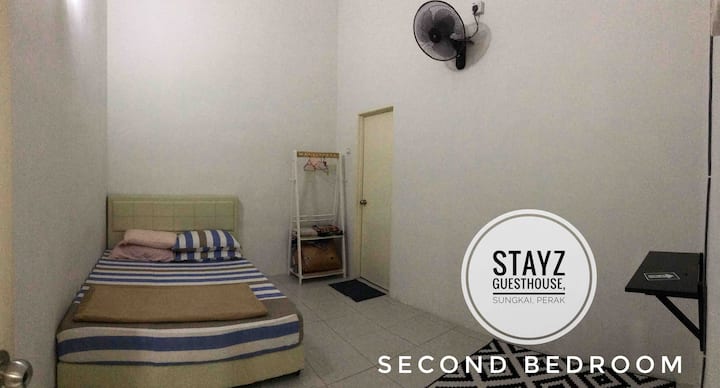 חדר שינה שני:
מיטת קווין סייז אחת
1 מתלה
Aircond
חדר רחצה ושירותים
שטיחון תפילה מחצלת
שינה עבה לאדם נוסף
