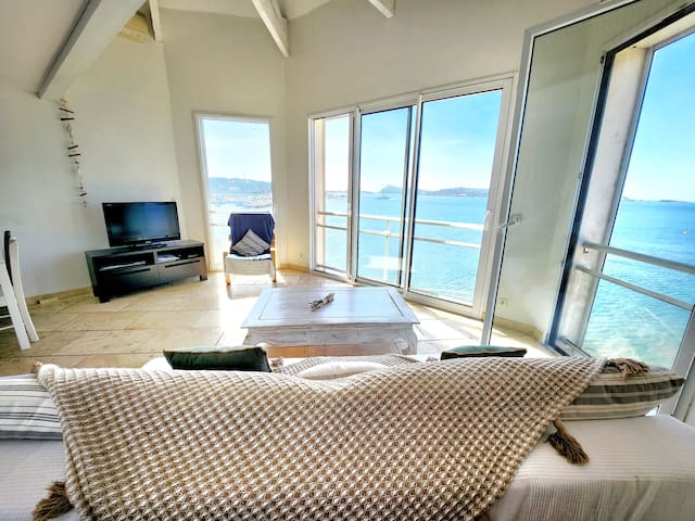 Entire home with 1 bedrooms in Six Fours Les Plages - Appartement vue mer bord de l'eau