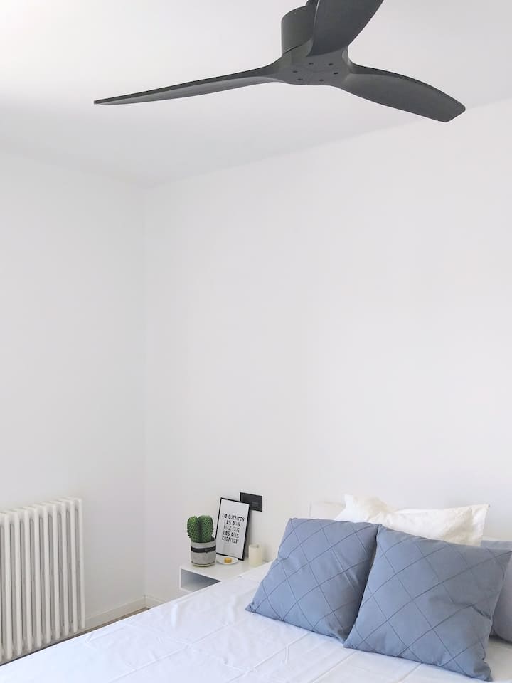 ในห้องหลักเราได้ติดตั้งพัดลมขนาดยักษ์บนเพดานเพื่อให้การงีบหลับและพักผ่อนอย่างสมบูรณ์แบบ