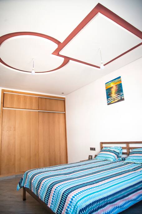 Votre chambre 1/3, très spacieuse environ 20 m2, bien ensoleillé. Toute la literie est neuve avec matelas confortable.