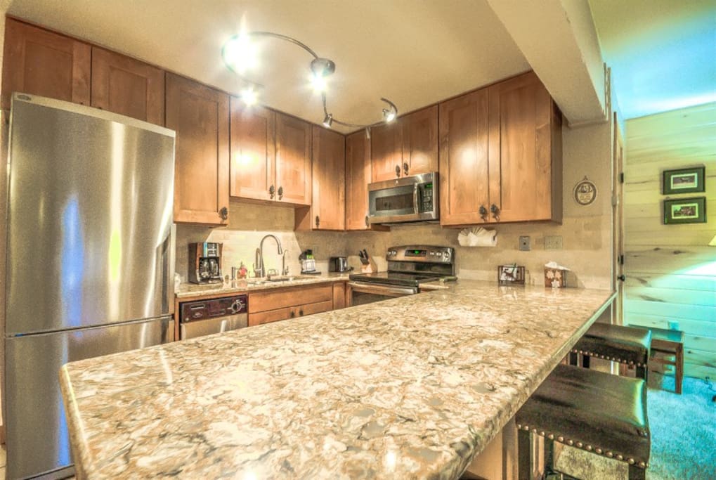Fully Remodeled Kitchen With Granite Countertops and Stainless Steel Apliances