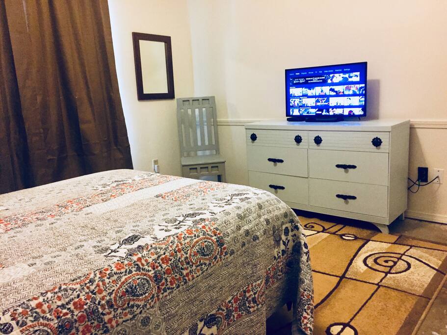Plenty of drawer space and 32” smart tv with Hulu, Netflix and more