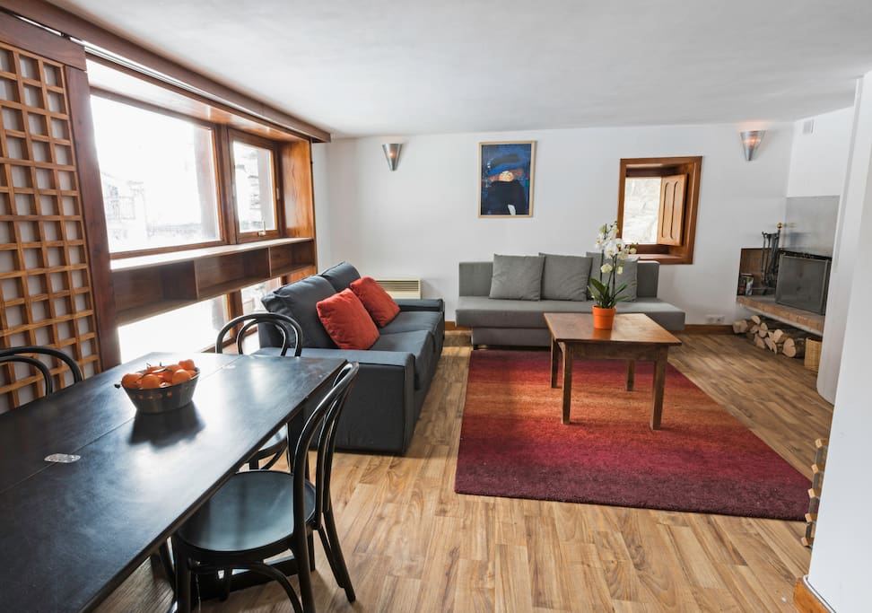 Salle a manger/salon. Table and living room.