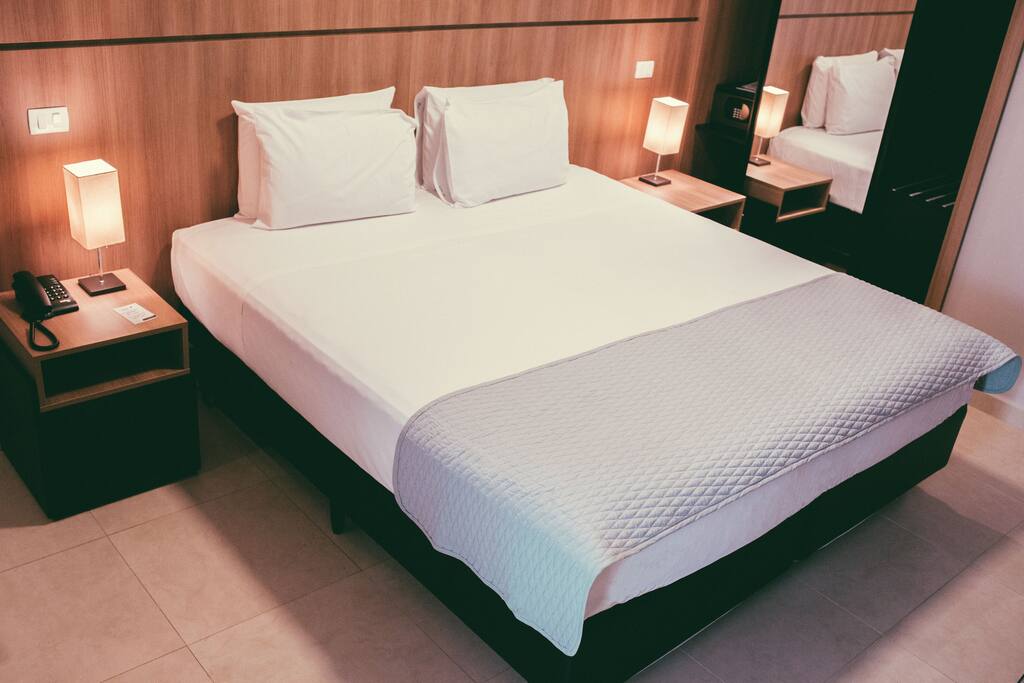 Possuem 27 m² de área, maior que a maioria em Piracicaba.
Apartamentos novos amplos e climatizados, modernos e equipados com minicozinha completa contendo microondas, acessórios e frigobar abastecido.
Tem versões para Single e Casal (cama KingSize) , Duplo Twin (2 camas de solteiro) e Triplo (3 camas de solteiro ou 1 cama de casal + 1 de solteiro). Todas as versões contém poltrona, mesa de trabalho, cofre no interior do armário, TV Tela Plana 32 ", TV a cabo programação NET Premium 4 Estrelas. Banheiro equipado com secador de cabelo, ducha higiênica, chuveiro e Amenities Personalizados.
