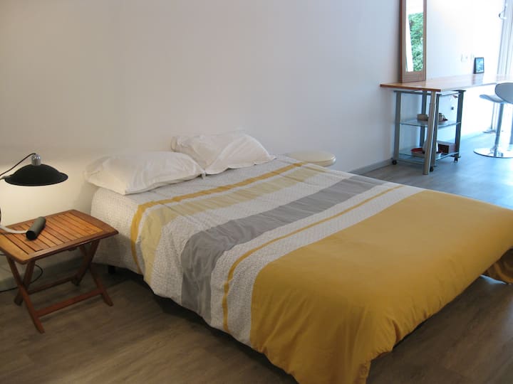 Voiron, Studio Autonome Avec Terrasse, Parking - Lac de Paladru