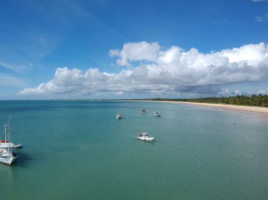 Praia de águas cristalinas