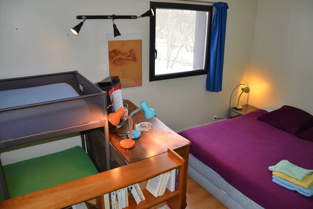La chambre "Meygal" est au premier étage de la "tour" avec 2 fenêtres avec vue. 1 lit 180 x 200 cm et 2 lits superposés 90 x 190 cm. Draps et serviettes fournis. Lit bébé sur demande.