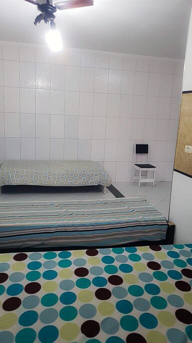Quarto com ventilador de teto