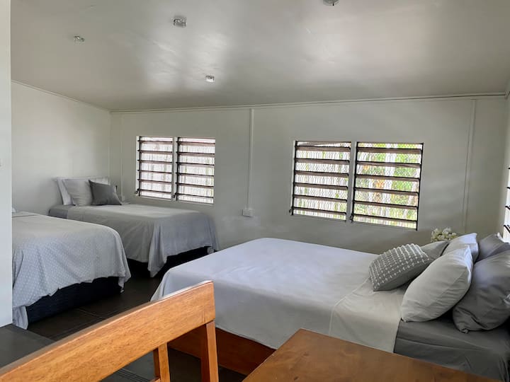 Druhá spálňa. 3 lôžka, detská postieľka a študijný stôl.